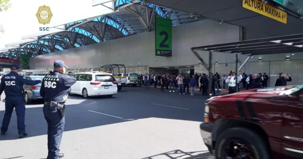 Imagen Padres de niños con cáncer bloquean terminal 1 del AICM por falta de medicamentos