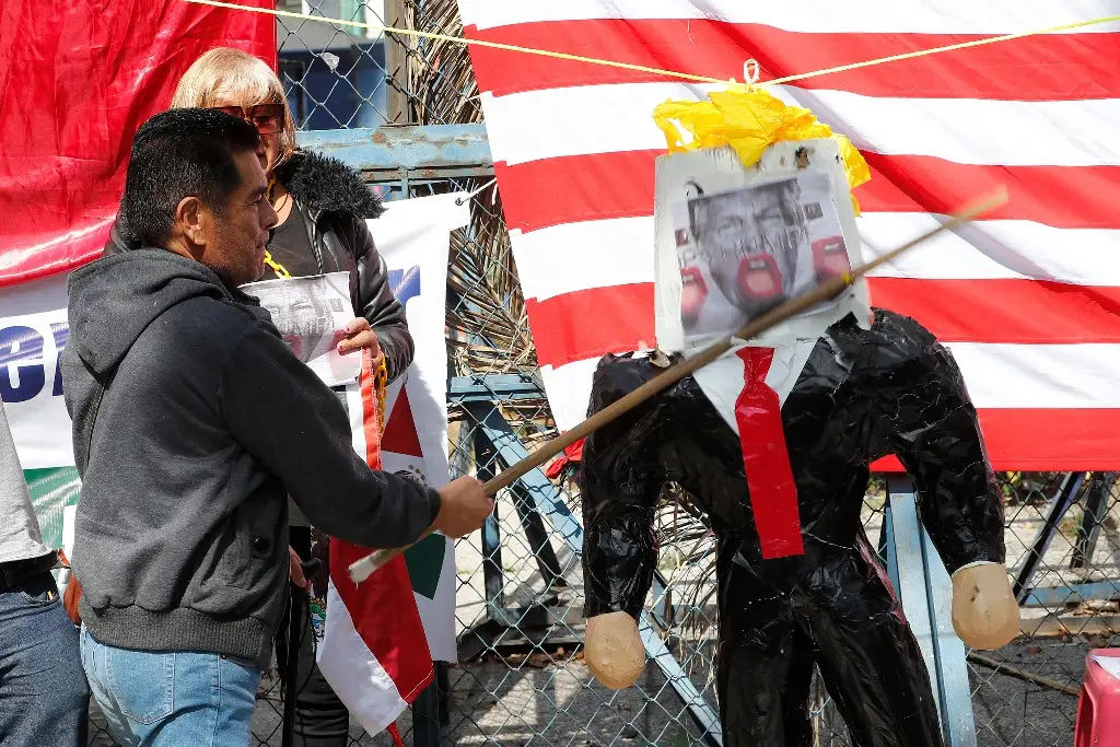 Imagen Activistas queman piñata con la figura de Donald Trump frente a embajada de EU en México