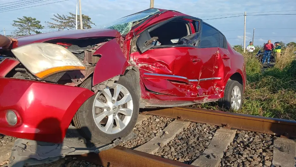 Imagen Tren impacta y arrastra varios metros a carro particular en Medellín de Bravo 