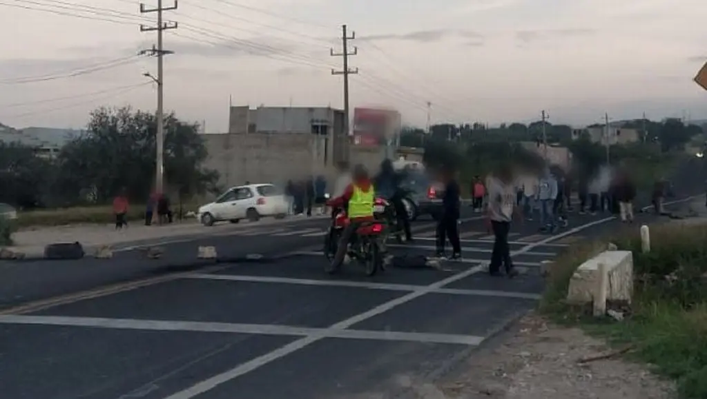 Imagen Reportan bloqueo de habitantes en esta carretera de Veracruz