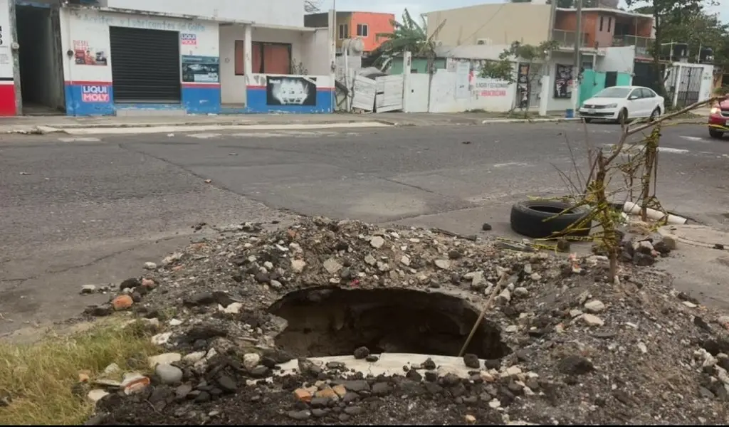 Imagen Vecinos reportan socavón en calles de la colonia Formando Hogar