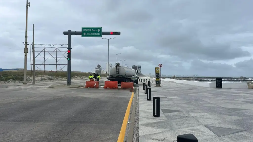 Imagen Cierran vialidad en bulevar Ávila Camacho en Boca del Río 