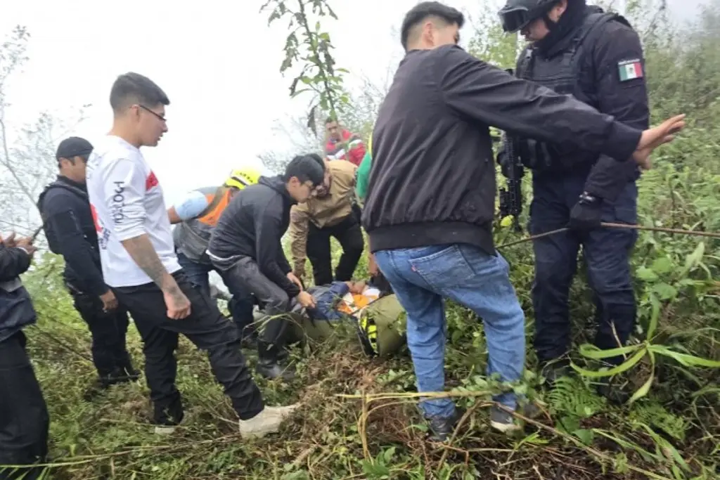 Imagen Camioneta de paquetería cae a barranco de 50 metros de profundidad