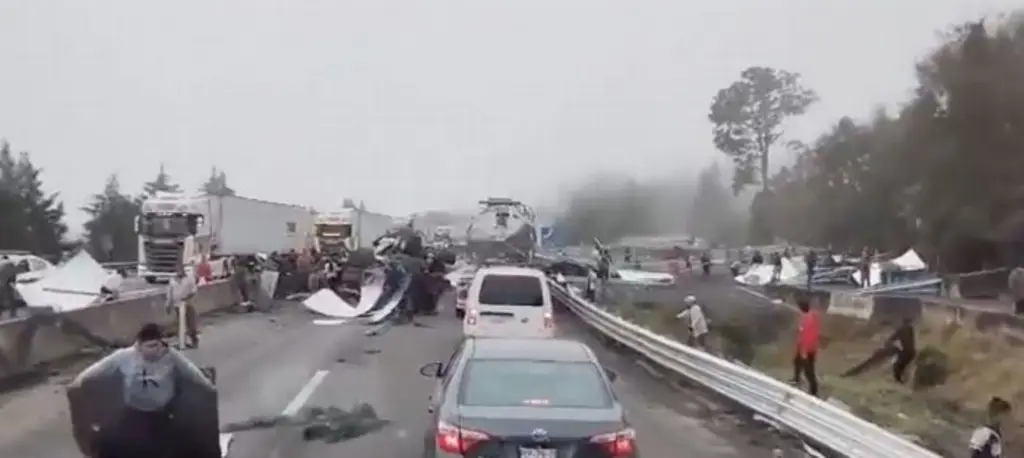 Imagen Vuelca tráiler en la Perote-Xalapa; deja 2 muertos y rapiña