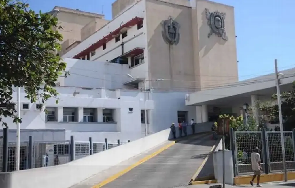 Imagen Resguardan a familiares de pacientes al interior del Hospital Regional de Veracruz 