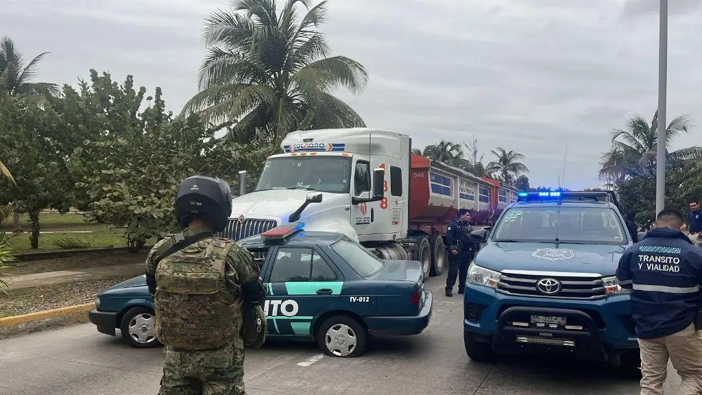 Imagen Tráiler se lleva patrulla de tránsito en Veracruz 