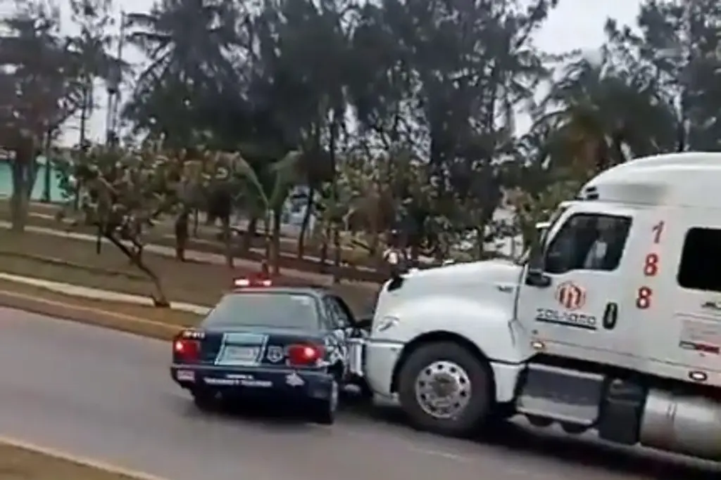 Imagen Captan momento exacto en que tráiler arrastra a patrulla de tránsito de Veracruz (+VIDEO)