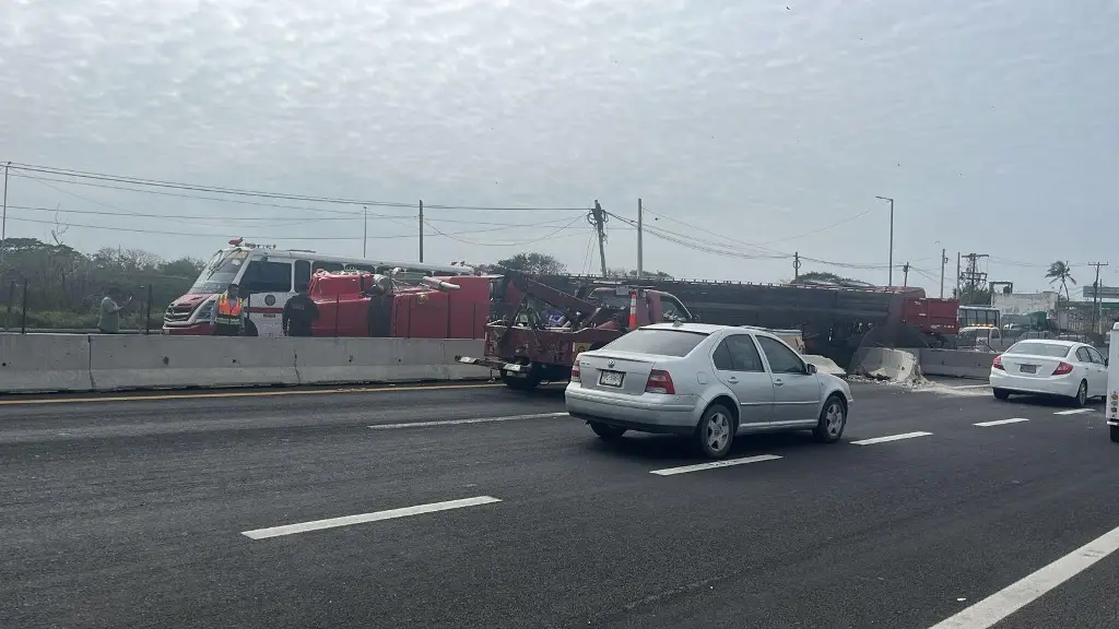 Imagen Volcadura en la carretera Cardel-Veracruz a la altura del Kilómetro 13.5