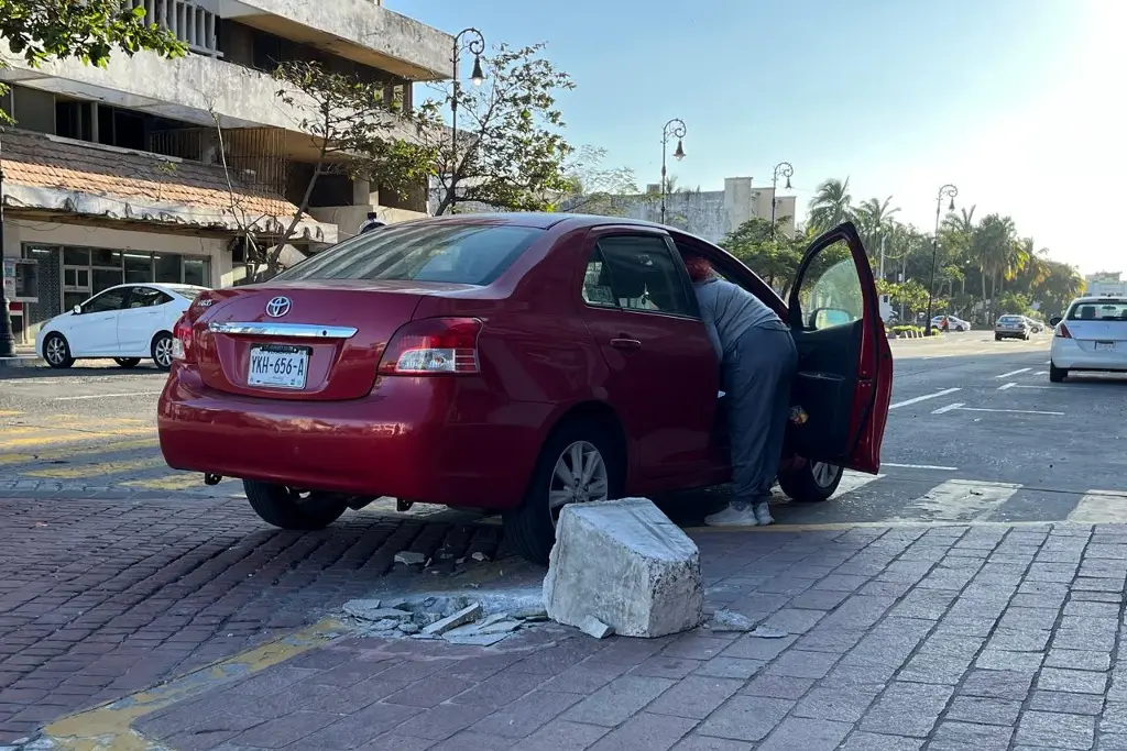 Imagen Vuelca carro particular tras chocar contra bolardo en Veracruz; esto pasó 