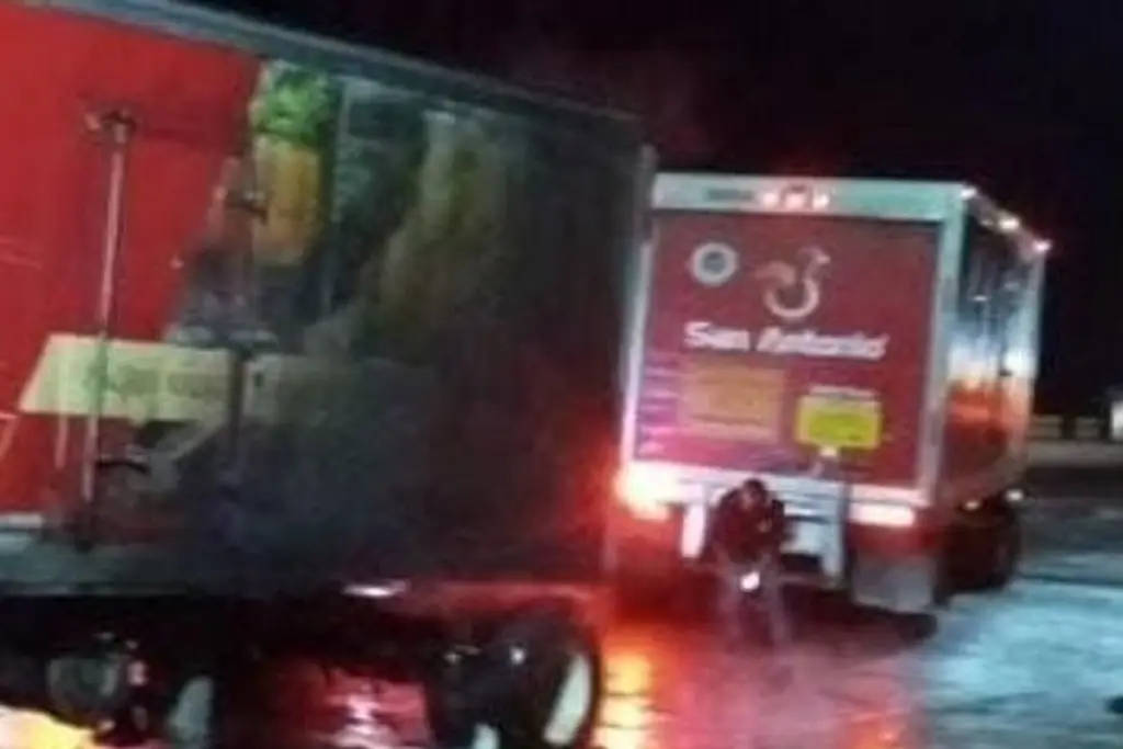 Imagen Se incendia tráiler en autopista de Veracruz