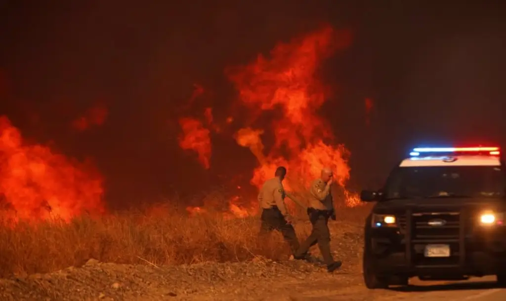 Imagen Bomberos luchan por controlar un gran incendio al norte de Los Ángeles