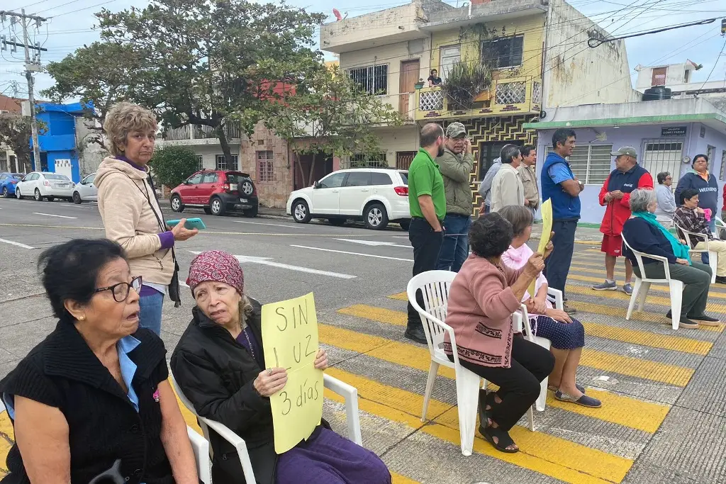 Imagen Por falta de luz, bloquean vecinos de la Flores Magón de Veracruz 