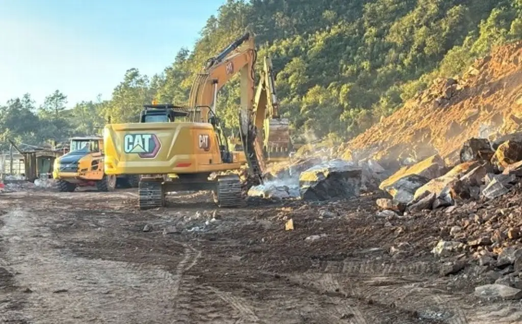 Imagen Intensifican trabajos para habilitar camino provisional de Acatzingo-Ciudad Mendoza