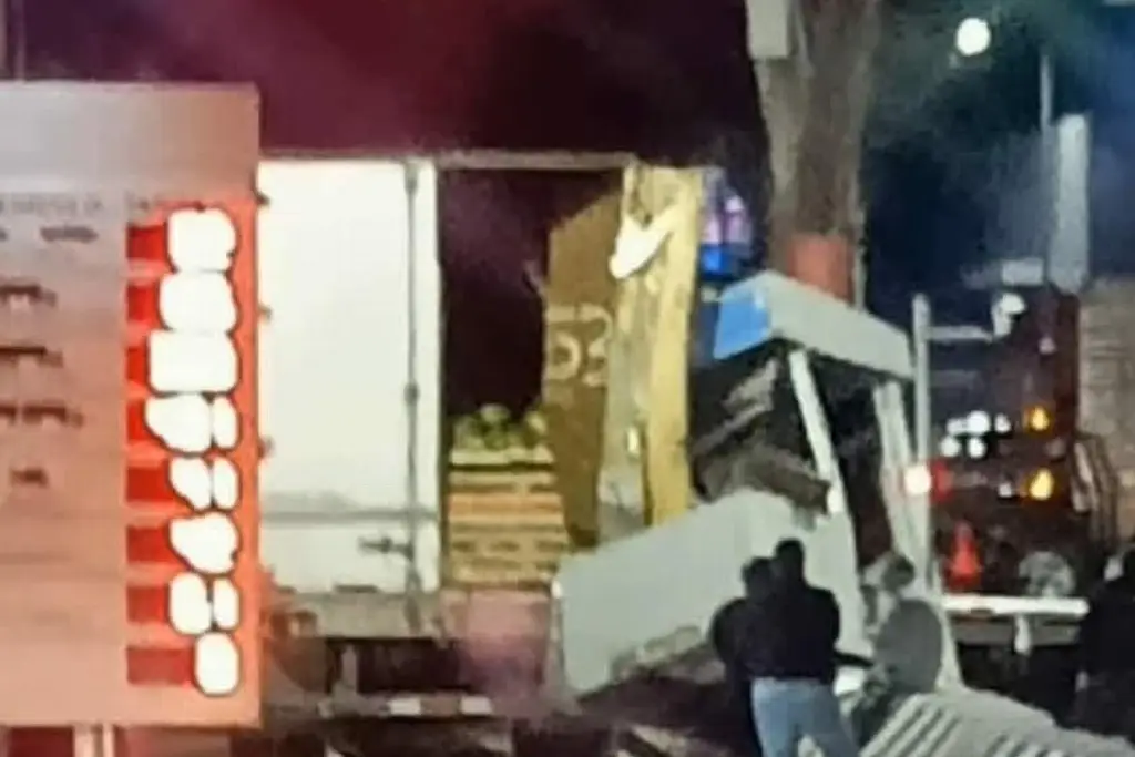 Imagen Tráiler choca con caseta de peaje en La Antigua, Veracruz; reportan un lesionado