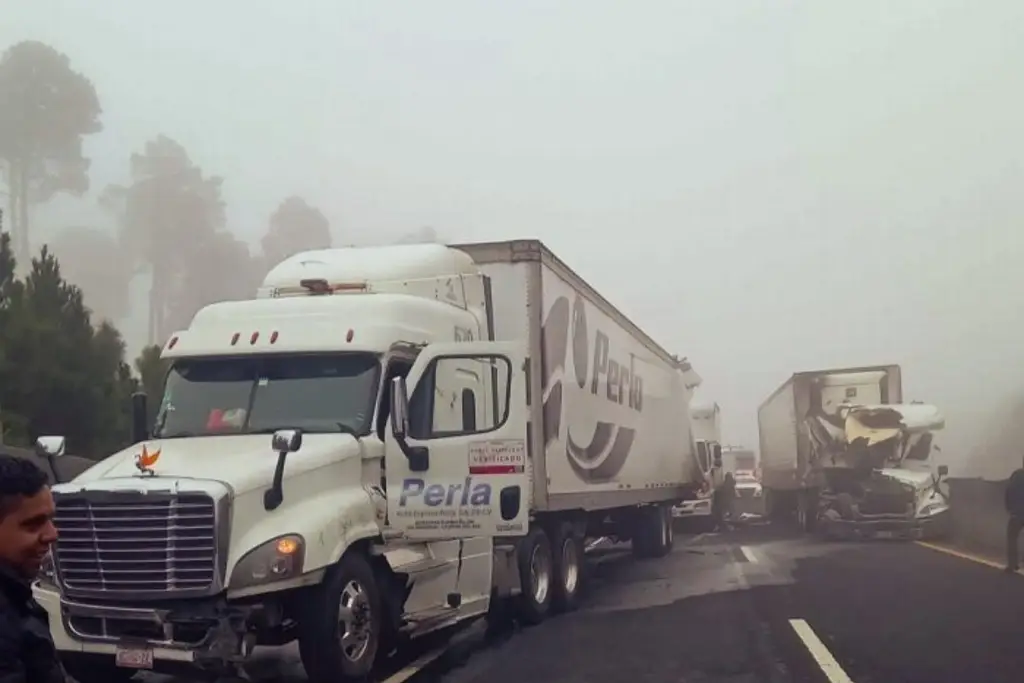 Imagen Chocan tráileres en la autopista Xalapa-Perote; hay dos lesionados