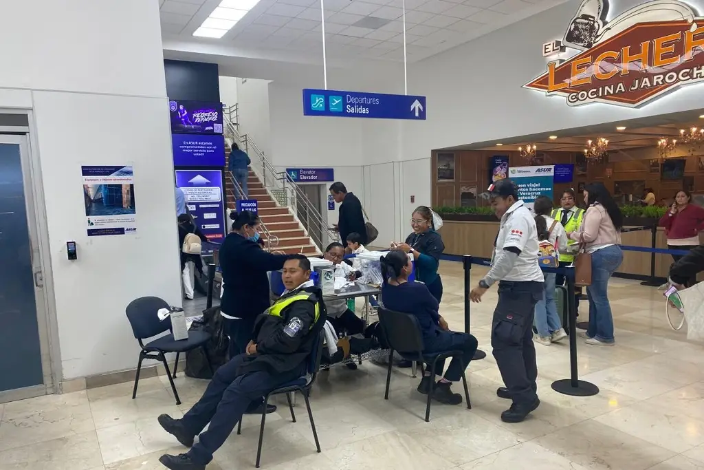 Imagen Colocan módulo de vacunación en aeropuerto de Veracruz 