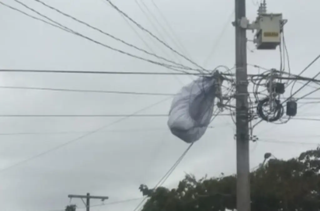 Imagen Por fuerte norte, sábana queda enredada en cables de alta tensión en Veracruz