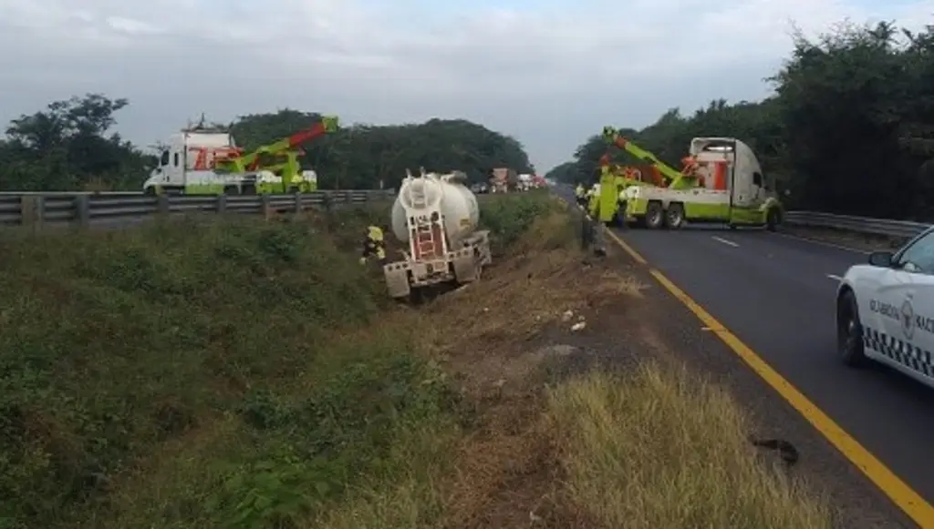 Imagen Vuelca pipa en autopista de Veracruz; conductor se habría quedado dormido