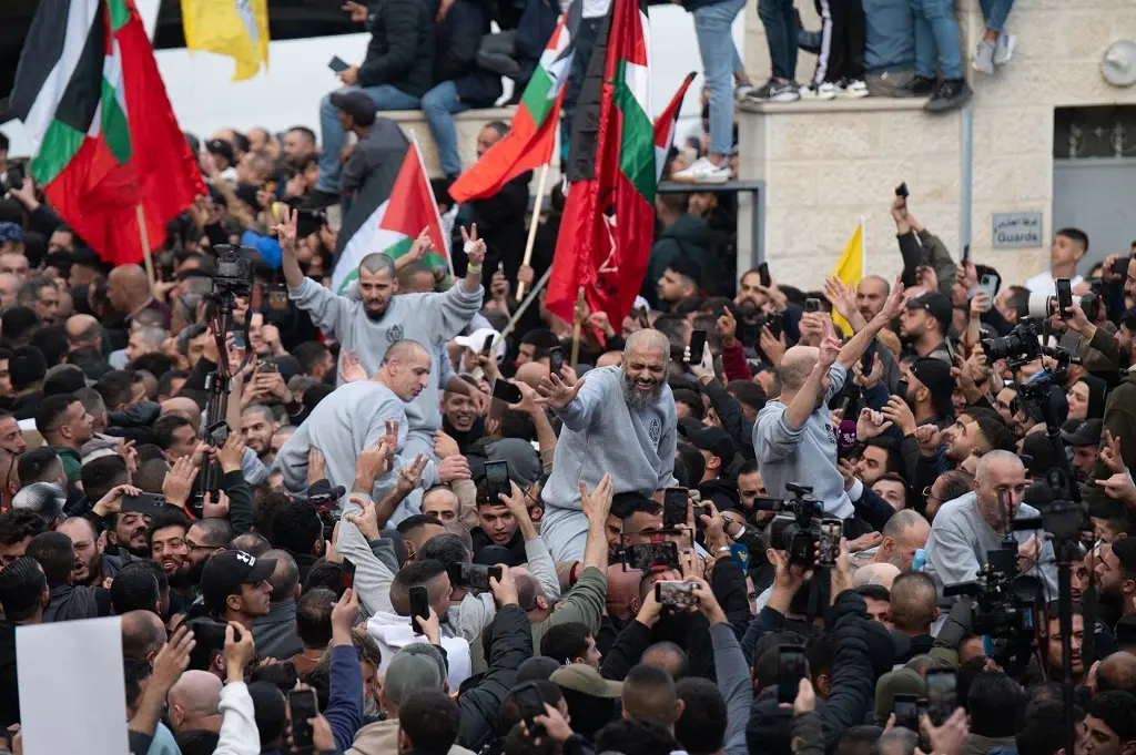 Imagen Un centenar de presos liberados por Israel llegan a Ramala; son llevados sobre hombros