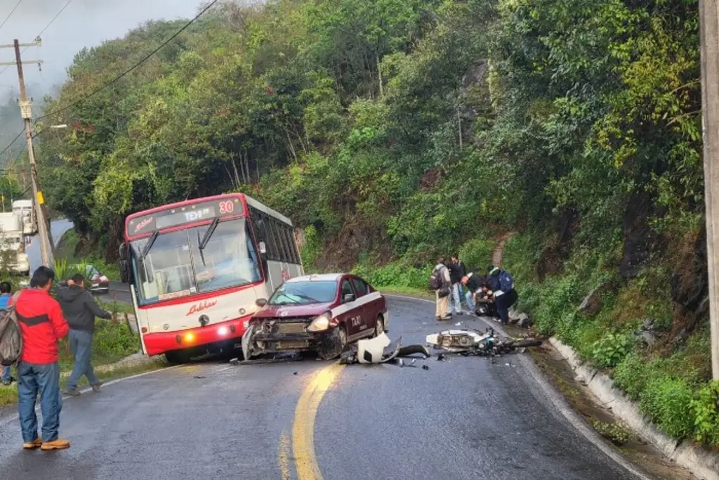 Imagen Motociclista resulta lesionado al chocar de frente contra taxi en Tequila