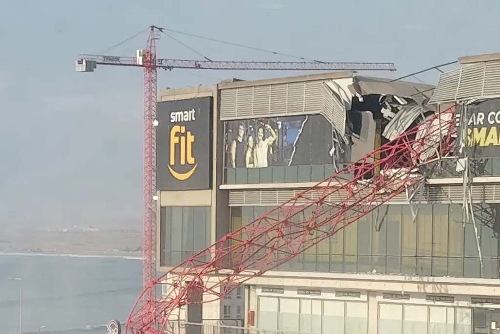 Imagen Grúa cae sobre gimnasio en centro comercial; hay un muerto