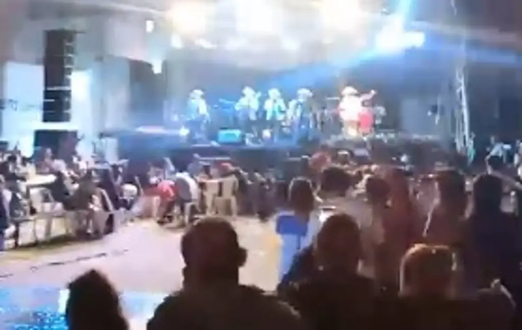 Imagen ¡Se armó la fiesta! Boda se vuelve viral tras convertirse en concierto en el puerto de Veracruz