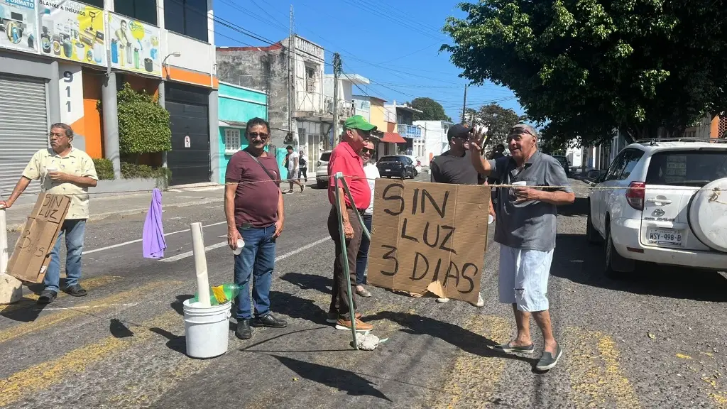 Imagen Vecinos de la colonia Zaragoza de Veracruz cierran vialidad; acusan falta de energía eléctrica 