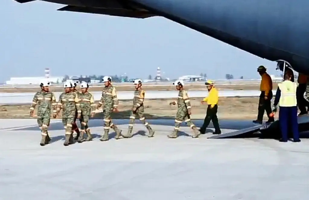 Imagen Reciben con honores a mexicanos que combatieron incendios en California