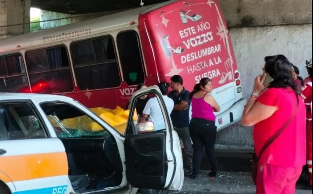 Imagen Deja 18 lesionados choque de camión urbano y taxi en Córdoba, Veracruz