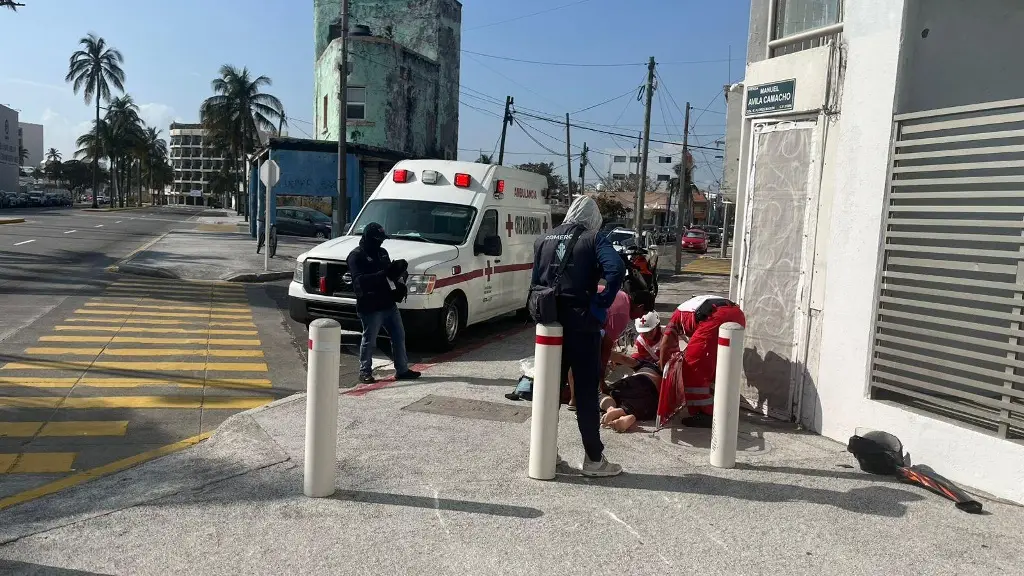 Imagen Motociclista pierde el control y se lleva señalamiento en el bulevar, en Veracruz 