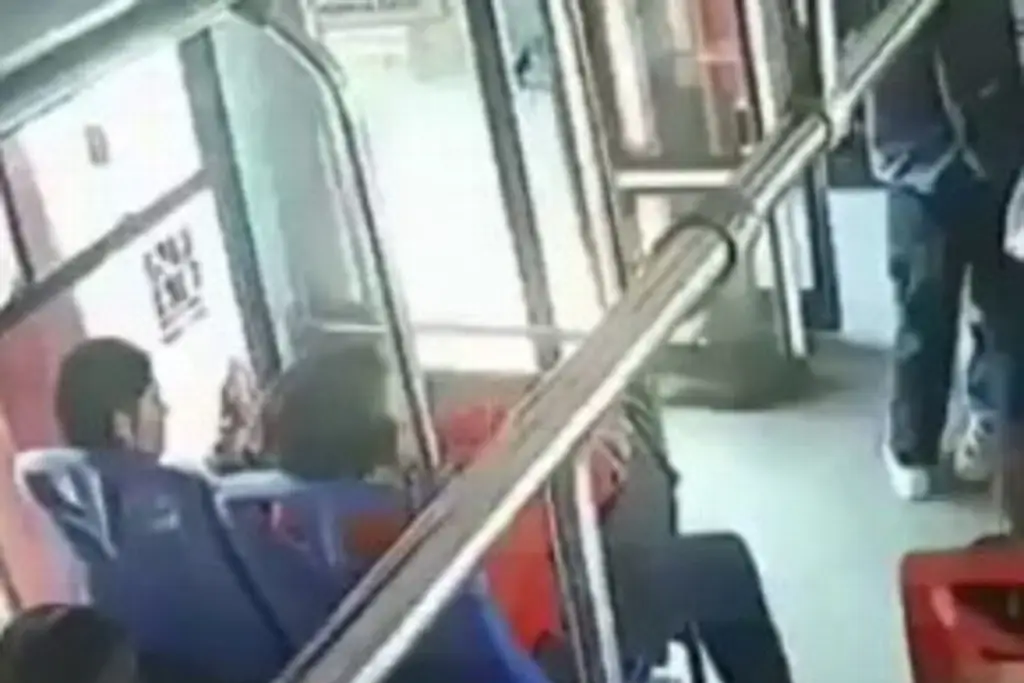 Imagen Captan nueva forma de robar los celulares en transporte público (+Video)