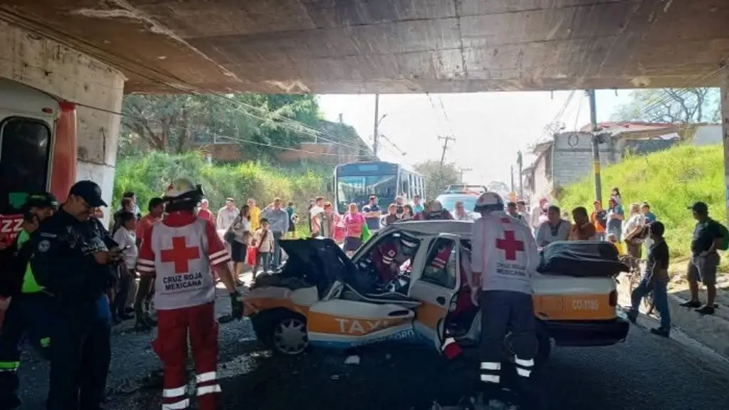 Imagen Fallece taxista que chocó contra camión urbano en Córdoba, Veracruz 