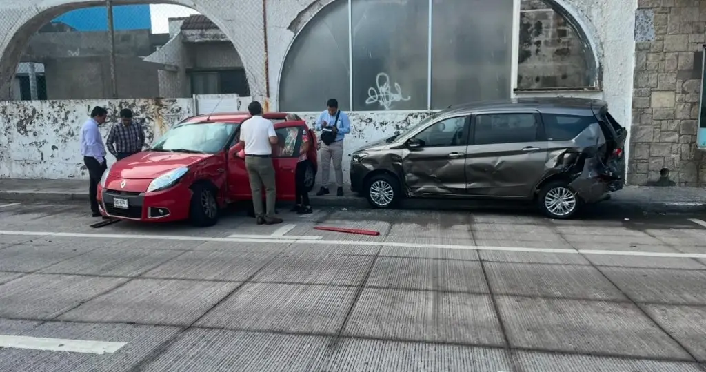 Imagen Accidente automovilístico en bulevar Ávila Camacho en Boca del Río 