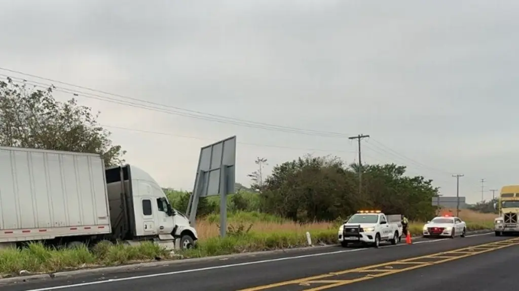 Imagen Cierre total de circulación en el libramiento de Cardel por accidente vial