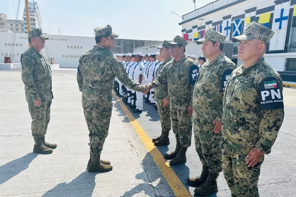 Imagen Contralmirante Rafael Álvarez Eguializ recibe la comandancia de la brigada de la Policia Naval en Veracruz