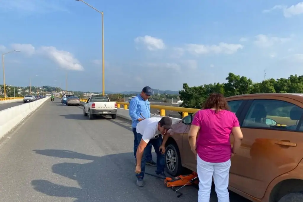 Imagen Arrojan ponchallantas en Poza Rica