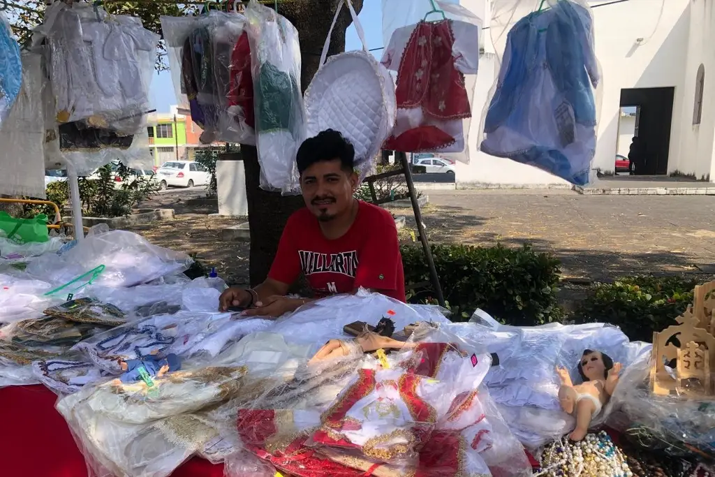 Imagen Comerciantes de Veracruz reportan bajas ventas de vestidos para el niño Dios