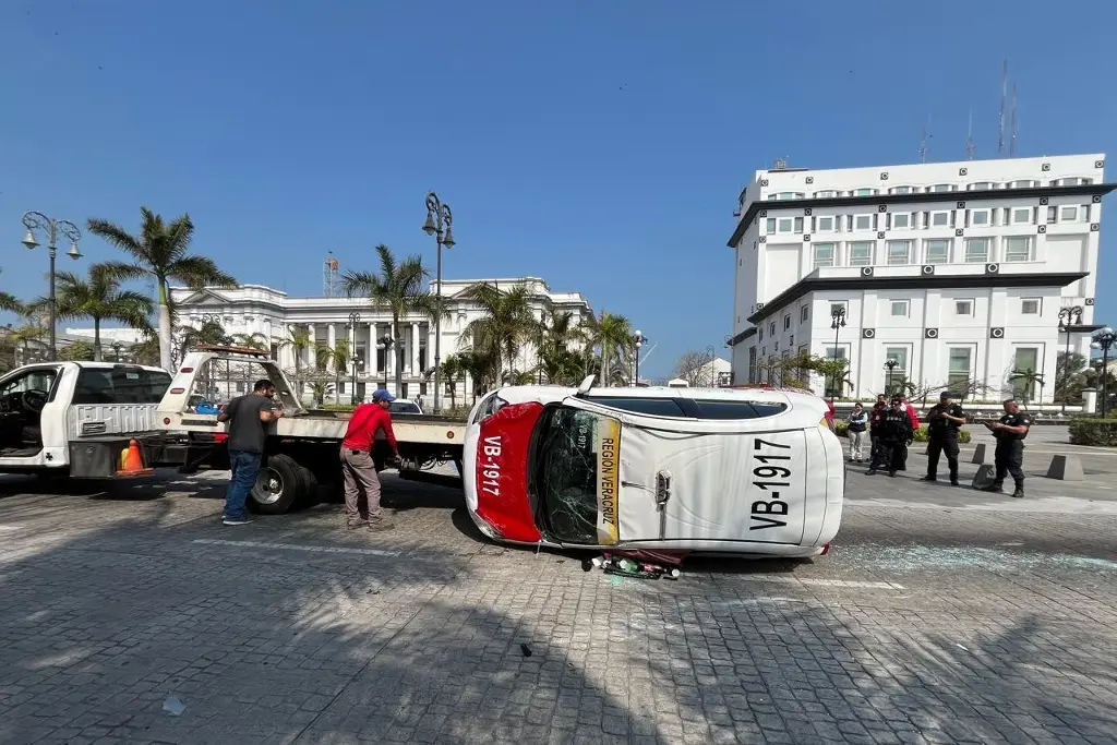 Imagen Vuelca taxi en Veracruz, no pudo esquivar bolardo 