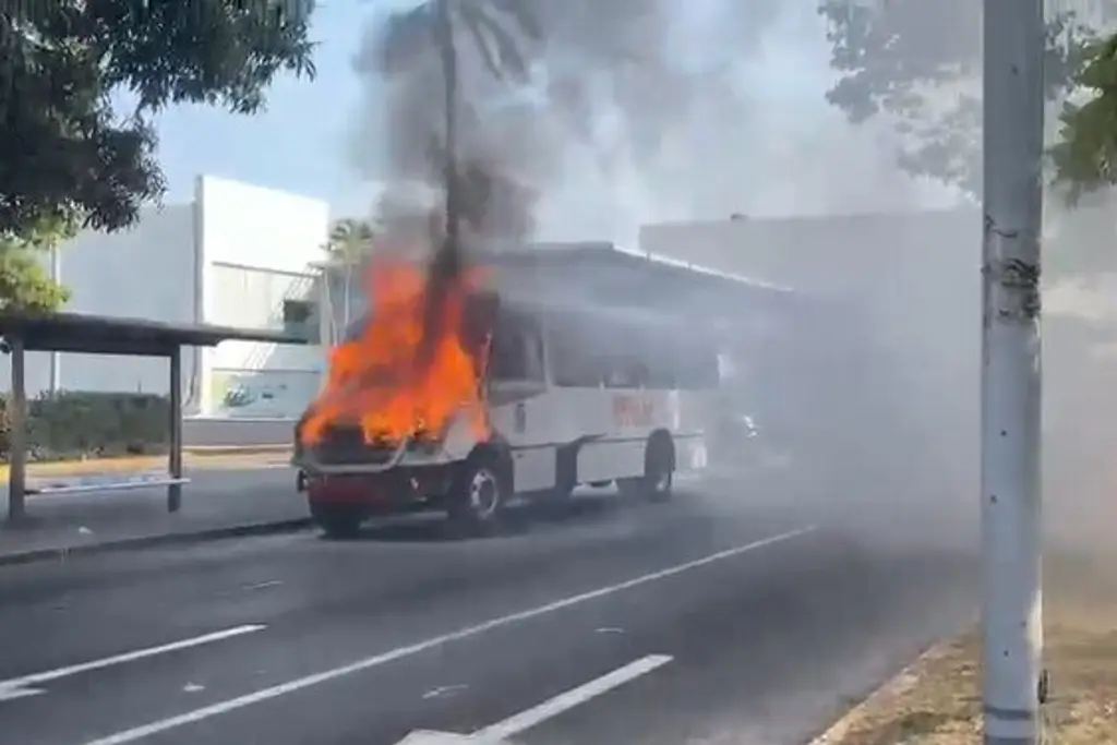 Imagen Se incendia camión en la avenida Díaz Mirón en Veracruz (+ video)