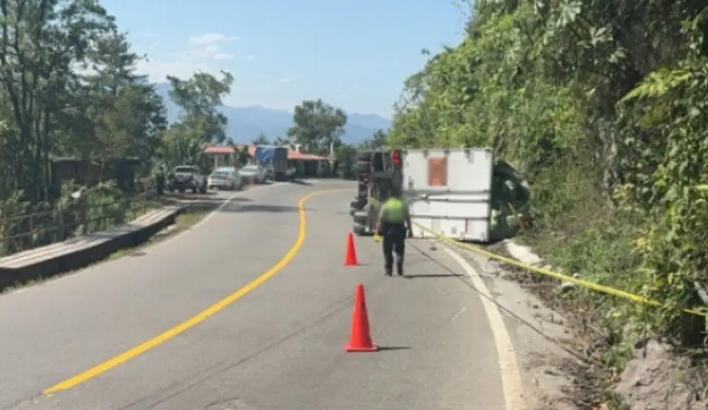 Imagen Por volcadura de camioneta, hay cierre parcial de circulación en carretera de Veracruz