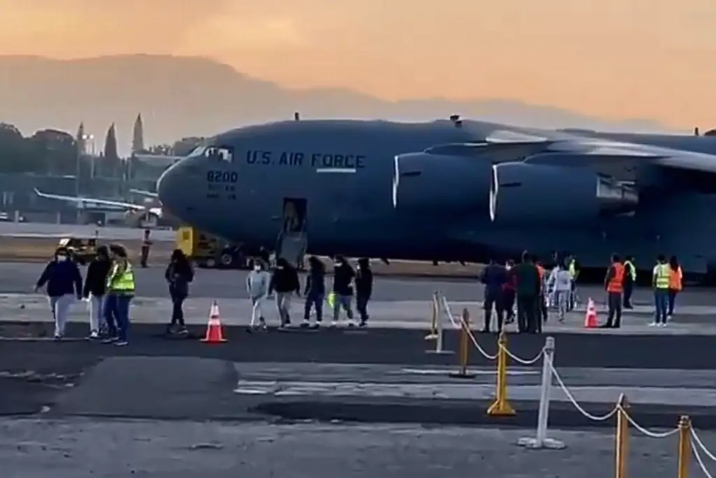 Imagen Prohíbe México que avión militar de EU con deportados use su espacio aéreo