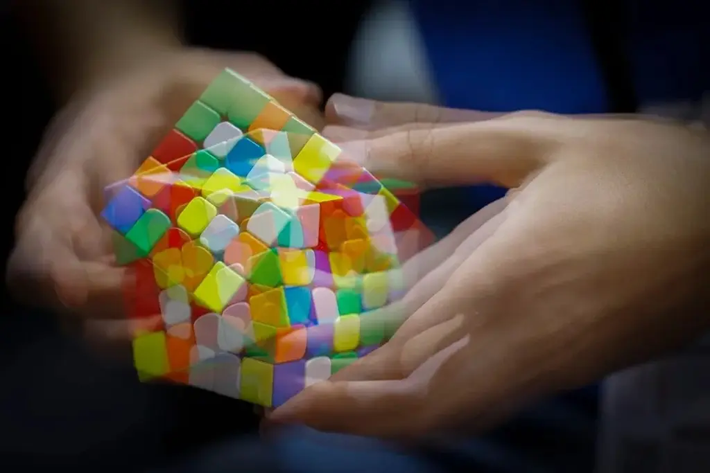 Imagen Los 50 años del cubo de Rubik, obra de diseño convertida en juguete matemático e icono pop