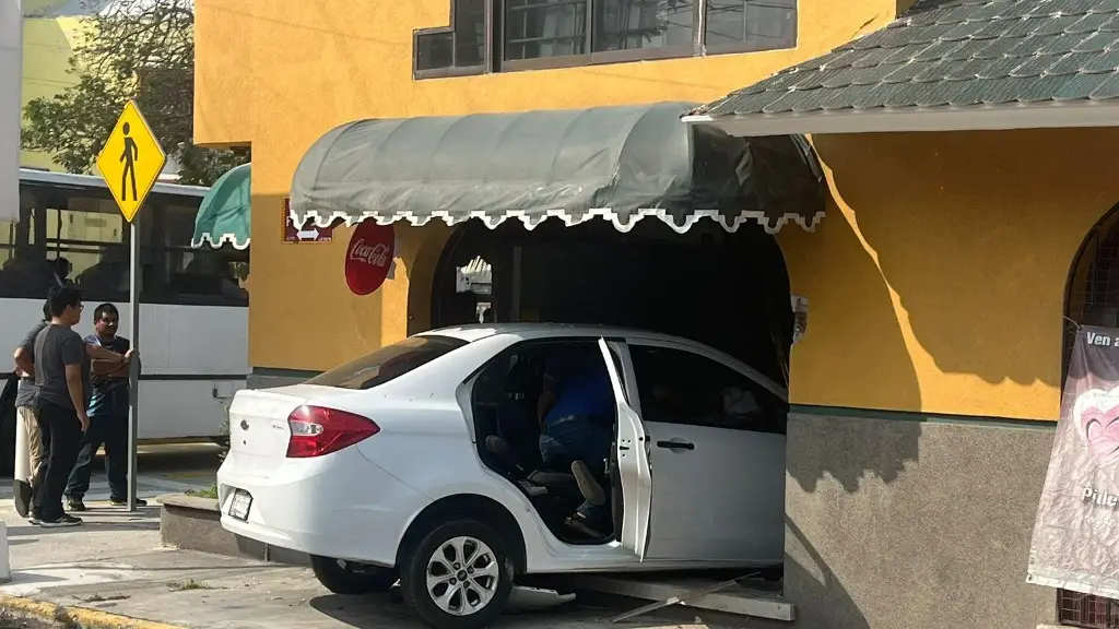 Imagen Auto se mete a tienda de abarrotes en Boca del Río 