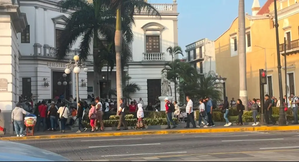 Imagen Ciudadanos llegan desde la madrugada al registro civil para tramitar el CURP Biométrico en Veracruz