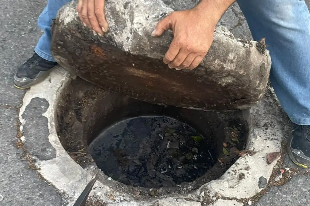 Imagen Vecinos alertan sobre red de drenaje tapada y saturada en fracc. Jardines del Virginia en Boca del Río 