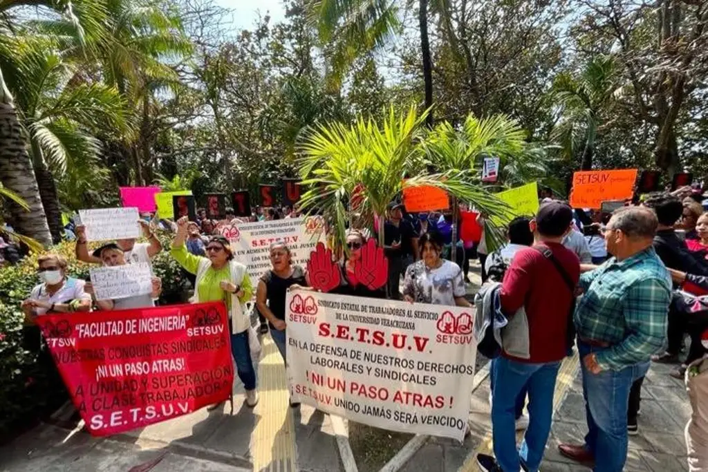 Imagen Amenazan con estallar la huelga en la UV; trabajadores piden aumento del 20%