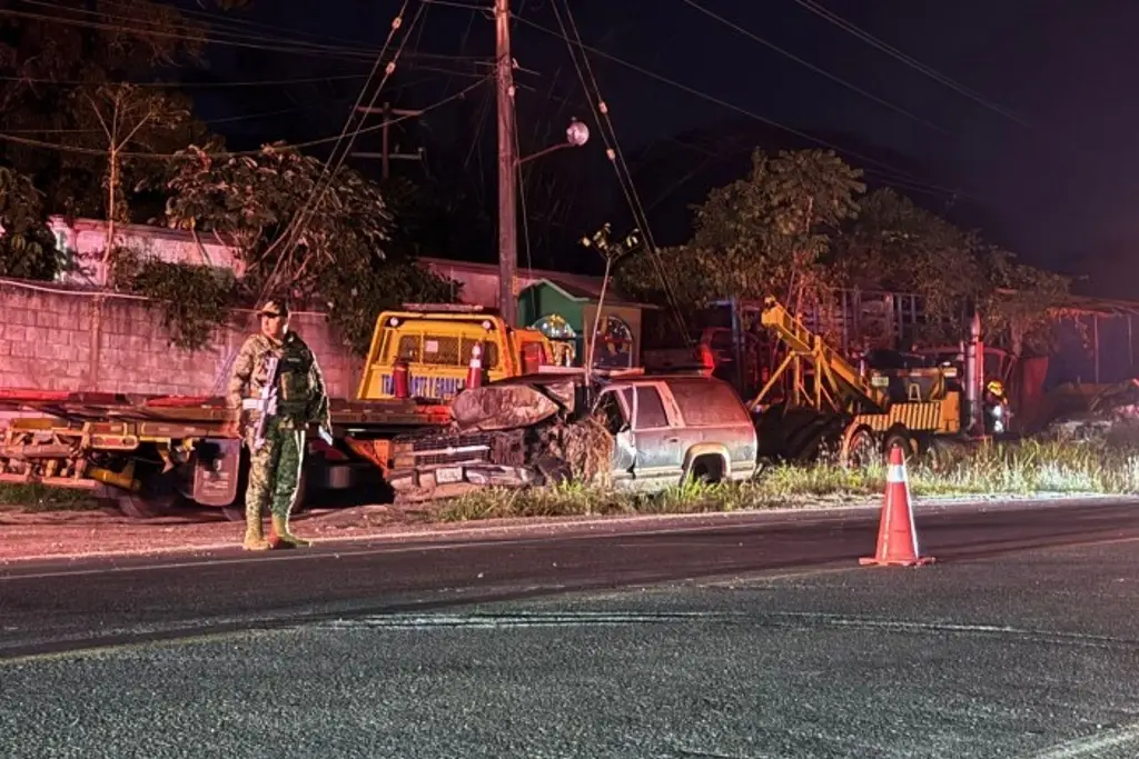 Imagen Atacan instalaciones de grúas en Acayucan 