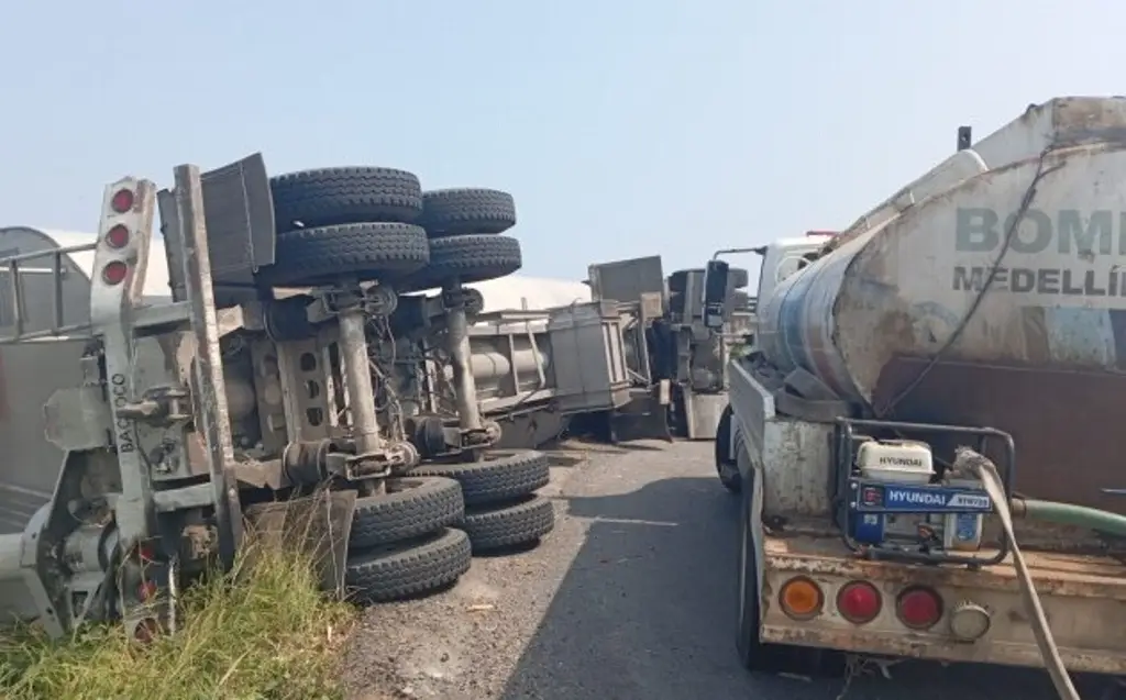 Imagen Vuelca tráiler cargado con alimento para aves en Paso del Toro, Veracruz 