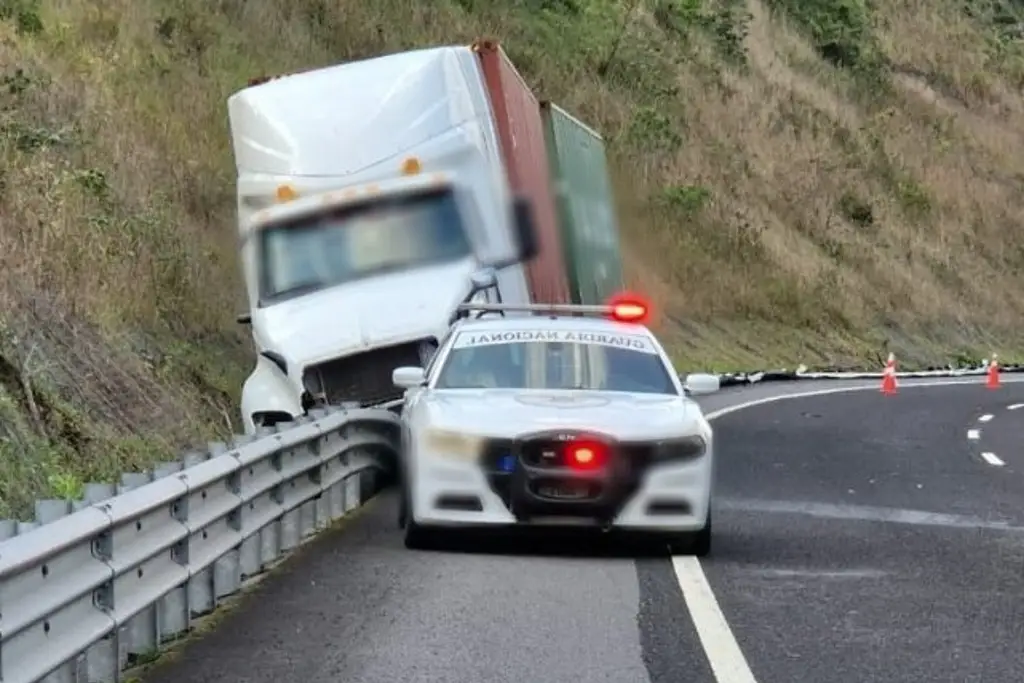 Imagen Por accidente de tráiler, hay cierre parcial en autopista con dirección a Veracruz