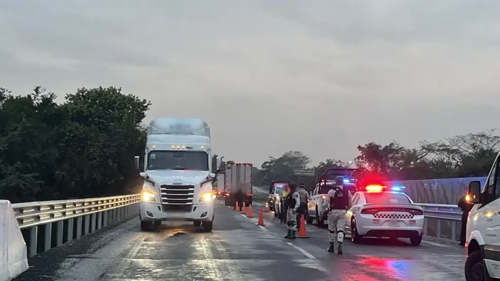 Imagen Hay cierre parcial de circulación en autopista de Veracruz; es por esta razón